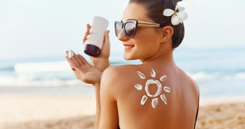 Hướng dẫn bôi kem chống nắng đi biển đầy đủ và hiệu quả